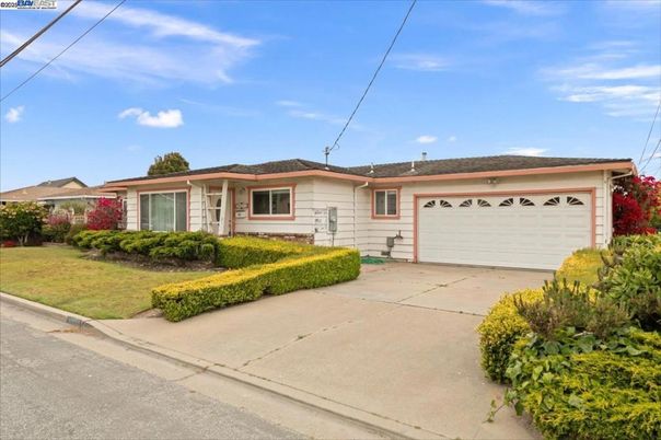 Attached, Exterior, Facade, Ranch