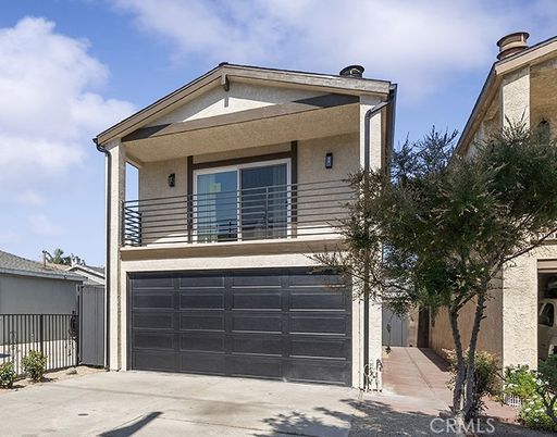 Attached, Exterior, Facade, Modern