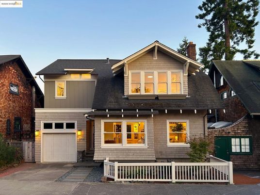 Attached, Exterior, Facade, American Craftsman