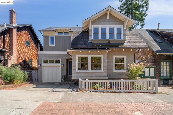 Attached, Exterior, Facade, American Craftsman