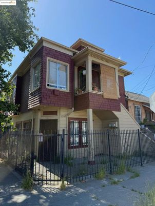 Exterior, Facade, Rowhouse