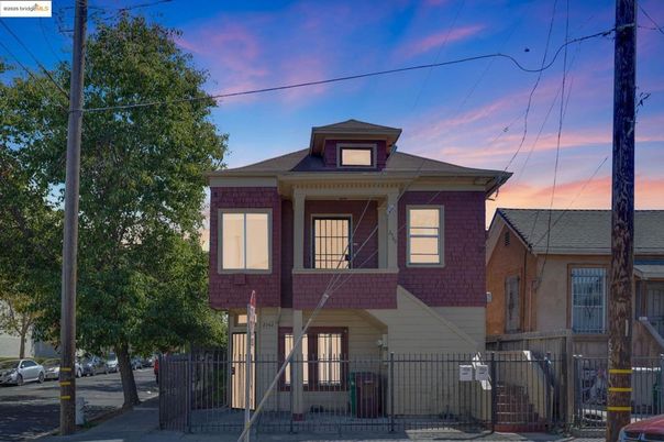 Exterior, Facade, American Foursquare