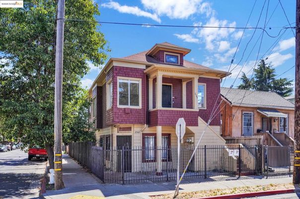 Exterior, Facade, Brick Facade, American Foursquare