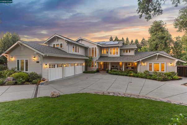 Attached, Exterior, Facade, Solar Panels, American Craftsman