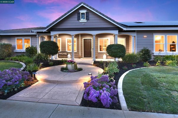 Exterior, Facade, Solar Panels, American Craftsman