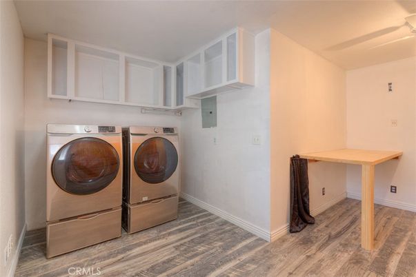 Interior, Washer, Wood Texture Flooring