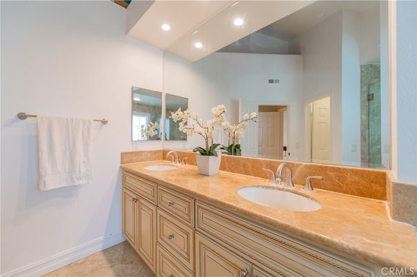 Bathroom, Dual Sink Vanities, Interior, Recessed Lighting