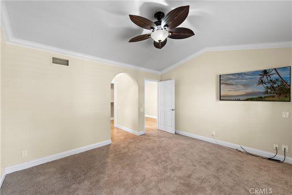 Empty room, Interior