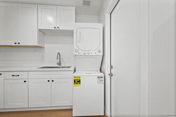 Interior, Utility Closets, Washer, Wood Texture Flooring