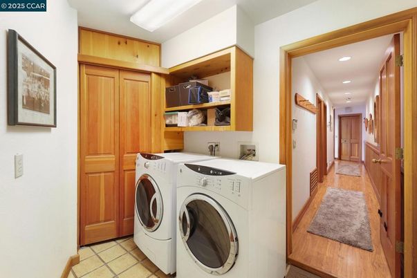 Interior, Recessed Lighting, Washer, Wood Texture Flooring