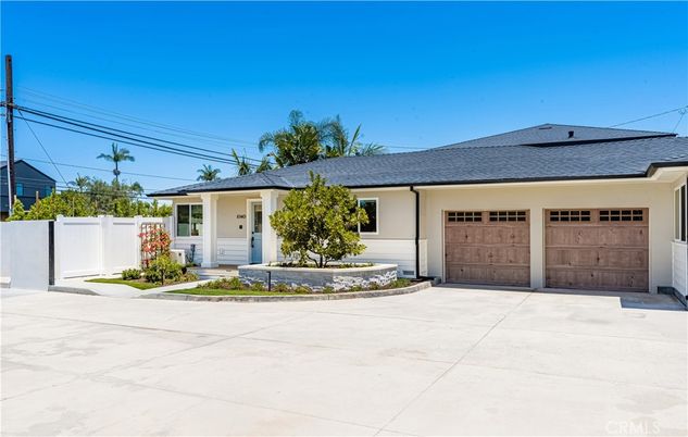 Attached, Exterior, Facade, Ranch