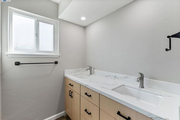 Bathroom, Dual Sink Vanities, Interior, Recessed Lighting
