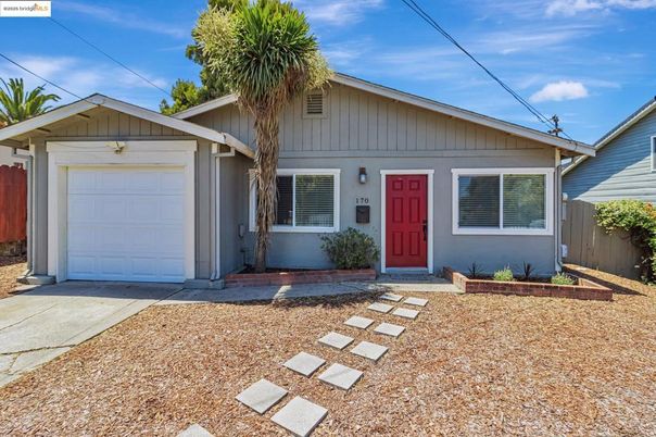 Attached, Exterior, Facade, American Craftsman