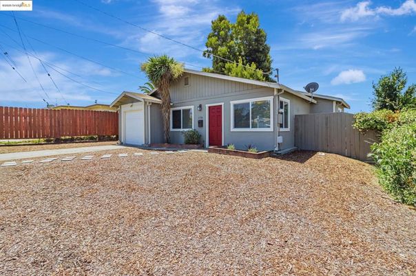 Backyard, Exterior, Facade, Ranch