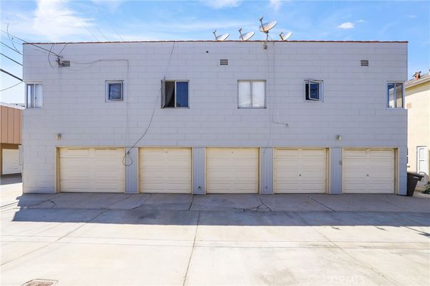 Attached, Exterior, Facade, Rowhouse