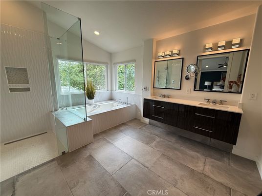 Bathroom, Dual Sink Vanities, Interior, Recessed Lighting