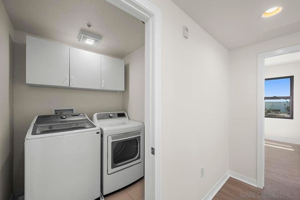 Interior, Recessed Lighting, Washer, Water, Wood Texture Flooring