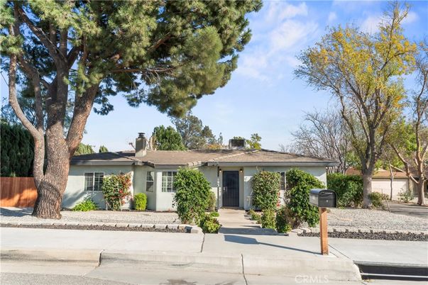 Exterior, Facade, Ranch