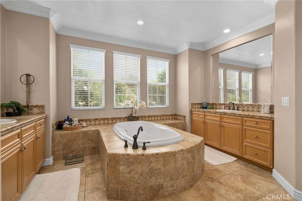 Bathroom, Dual Sink Vanities, Interior, Recessed Lighting
