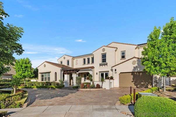 Attached, Exterior, Facade, Mediterranean