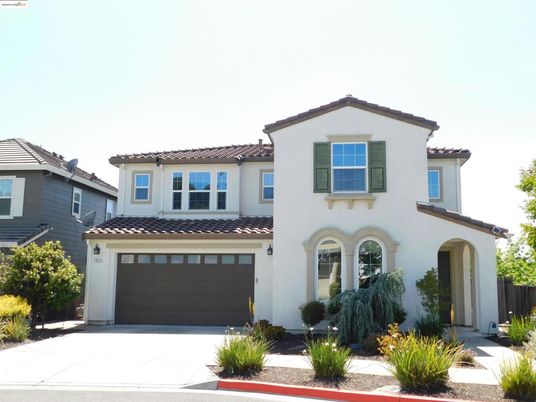 Attached, Exterior, Facade, Mediterranean