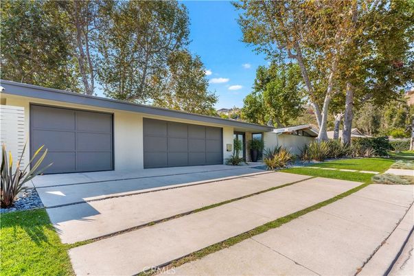 Attached, Exterior, Facade, Ranch