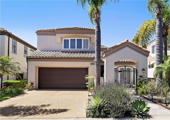 Attached, Exterior, Facade, Mediterranean