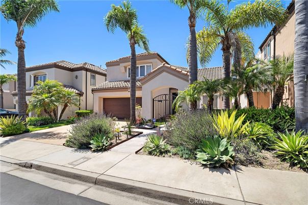 Attached, Exterior, Facade, Mediterranean