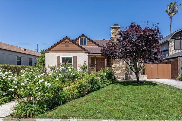 Exterior, Facade, Brick Facade, Cape Cod