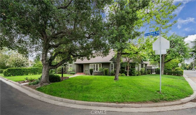 Exterior, Facade, Ranch