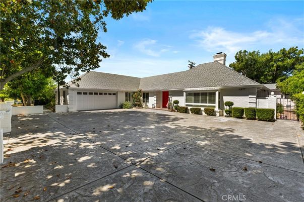 Attached, Exterior, Facade, Ranch