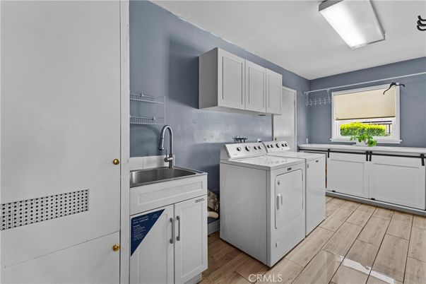 Interior, Washer, Wood Texture Flooring