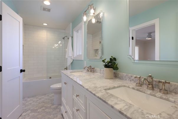 Bathroom, Dual Sink Vanities, Interior, Recessed Lighting