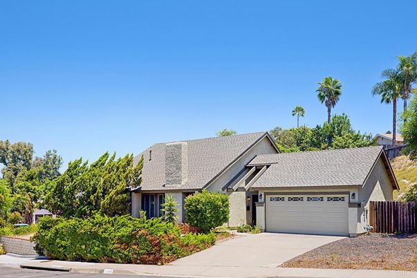 Attached, Exterior, Facade, Ranch