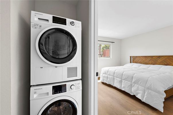 Bedroom, Interior, Utility Closets, Washer, Wood Texture Flooring