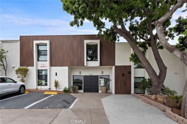 Attached, Exterior, Facade, Modern