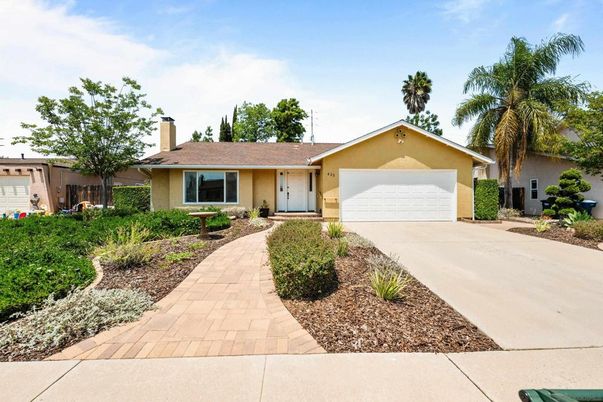 Attached, Exterior, Facade, Ranch