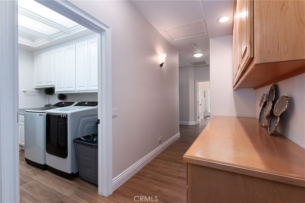 Interior, Recessed Lighting, Washer, Wood Texture Flooring