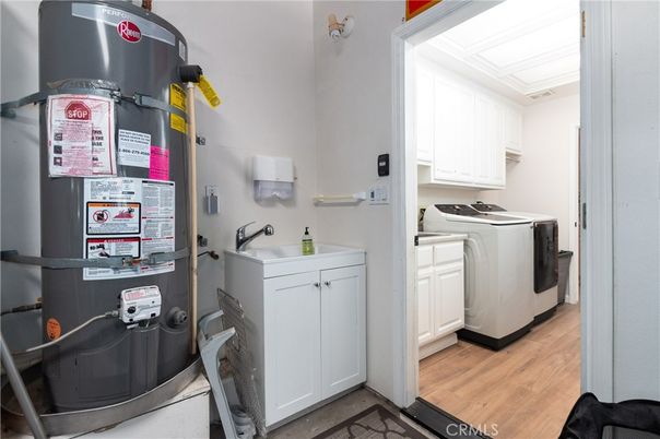 Interior, Washer, Wood Texture Flooring