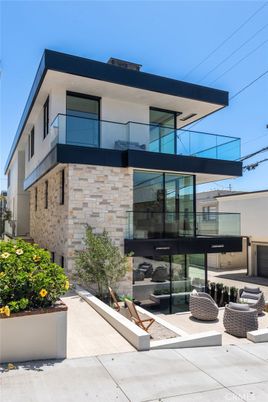 Exterior, Facade, Modern
