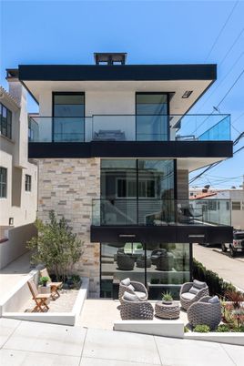 Exterior, Facade, Modern