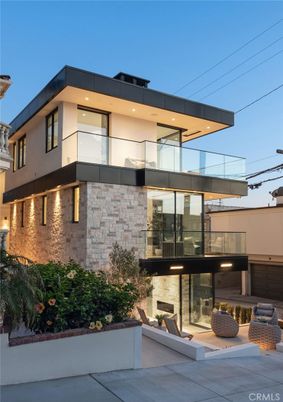Exterior, Facade, Modern