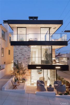 Exterior, Facade, Modern