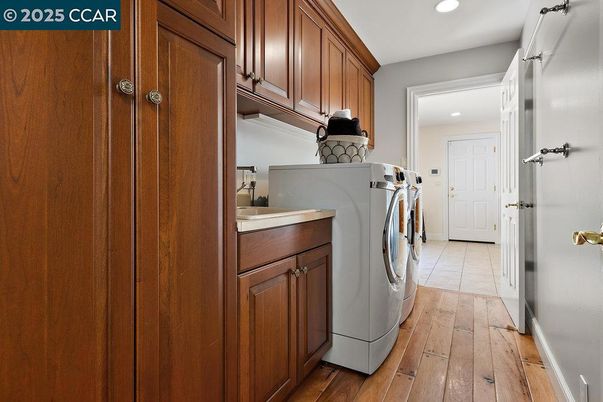 Interior, Recessed Lighting, Washer, Wood Texture Flooring
