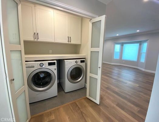 Interior, Recessed Lighting, Washer, Wood Texture Flooring