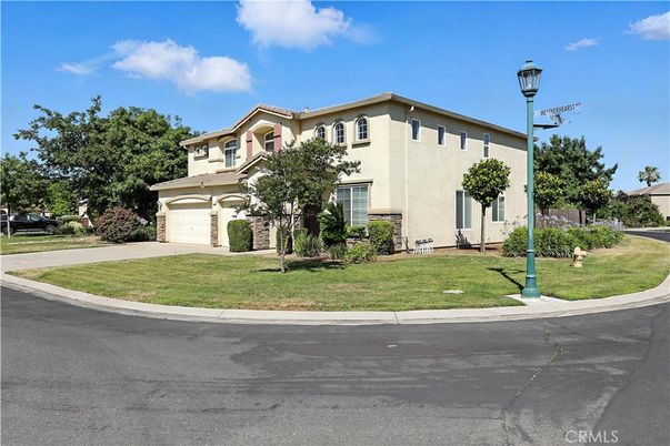 Attached, Exterior, Facade, Mediterranean