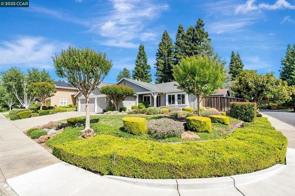 Attached, Exterior, Facade, Ranch