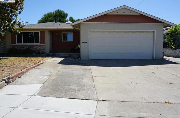 Attached, Detached Garage, Exterior, Facade, Brick Facade, Ranch