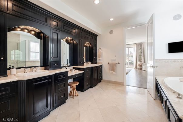 Bathroom, Dual Sink Vanities, Interior, Recessed Lighting