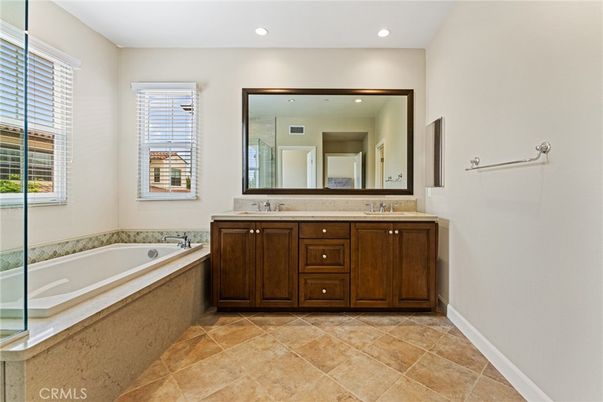 Bathroom, Dual Sink Vanities, Interior, Recessed Lighting